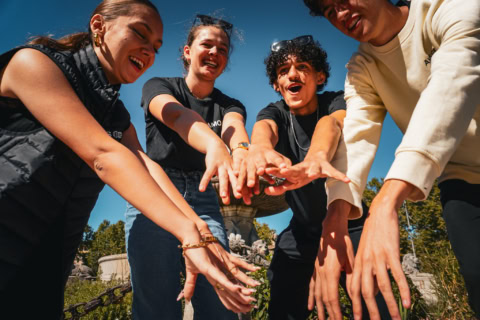 Vue d'en bas des mains d'un groupe d'étudiants