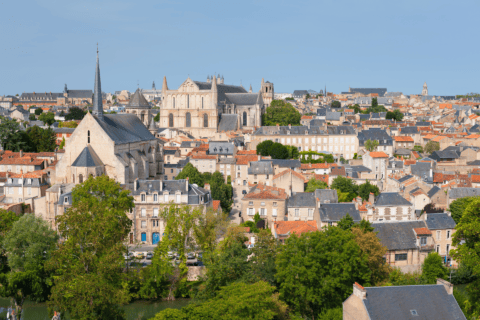 Vue d'en haut sur la ville de Poitiers et ses toits
