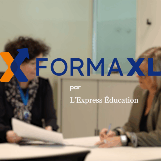 Vue sur 2 femmes adossées à un bureau