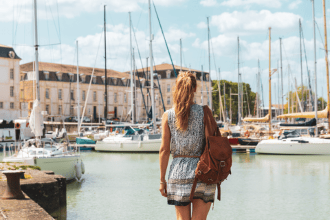 Vue sur une femme de dos face au port de Rochefort