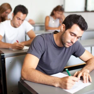 Étudiants concentrés lors d'un examen en classe.