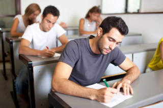 Étudiants concentrés lors d'un examen en classe.