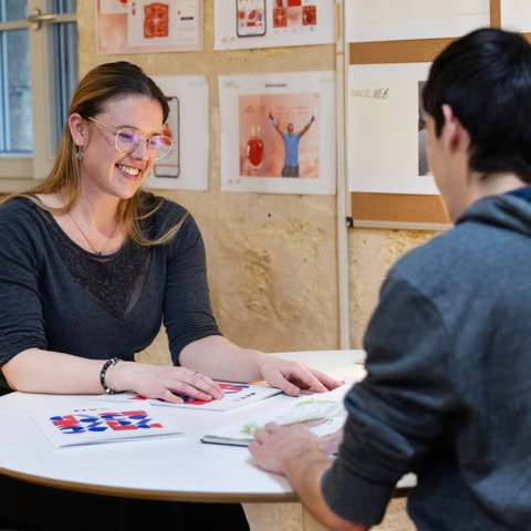 2 personnes discutant au tour d'une table