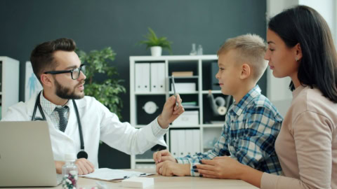 Professionnel de sante en consultation avec ses patients