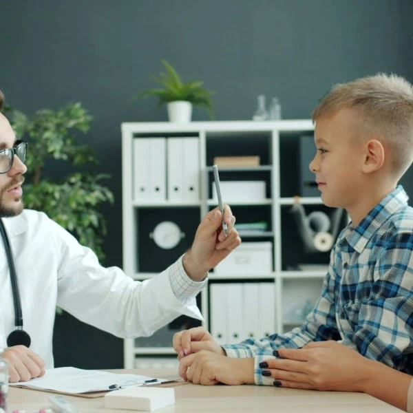 Professionnel de sante en consultation avec ses patients