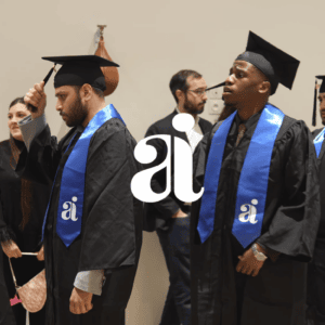 Remise de diplômes : diplômés en toges noires avec écharpes bleues.
