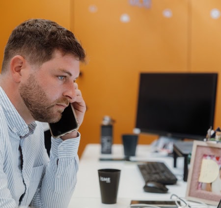 Atelier collaboratif technologie : étudiants en formation travaillant ensemble sur ordinateurs portables.