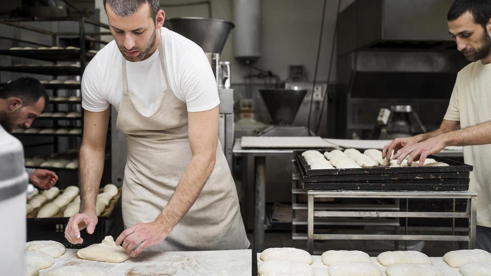 Hommes qui travaillent en boulangerie