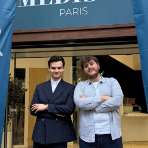 Deux étudiants de Medisup devant l'entrée de la Prépa.