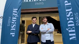 Deux étudiants de Medisup devant l'entrée de la Prépa.