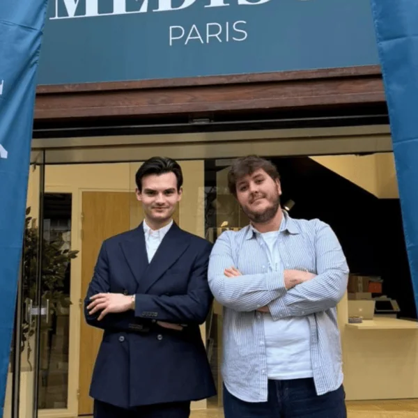 Deux étudiants de Medisup devant l'entrée de la Prépa.