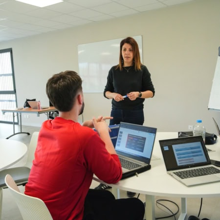 Pause-café déquipe de jeunes collègues dans cuisine de bureau moderne.