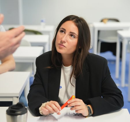 Espace coworking lounge moderne : trois jeunes collaborent autour dun ordinateur portable.