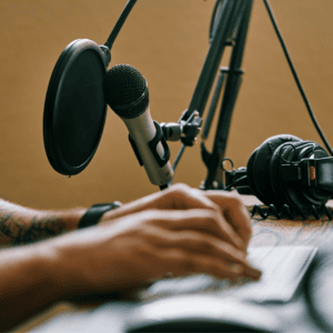 Micro, casque, le matériel pour enregistrer un podcast.
