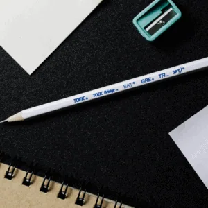 Un crayon, un carnet et une fiche de réponse pour l'examen du TOEFL ou du TOEIC.