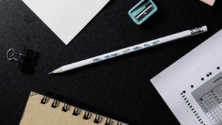 Un crayon, un carnet et une fiche de réponse pour l'examen du TOEFL ou du TOEIC.