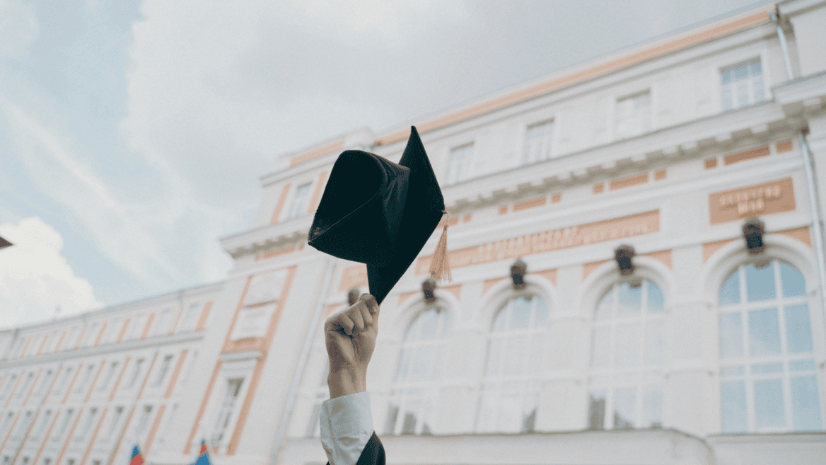 Un chapeau de diplomé.