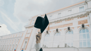 Un chapeau de diplomé.