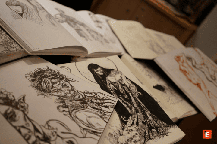 Carnets et croquis à lencre : dessin encapuchonné sur crânes, études de portrait et nu.