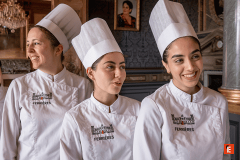 Portrait de trois chefs en toques et vestes blanches à Ferrières, ambiance historique.