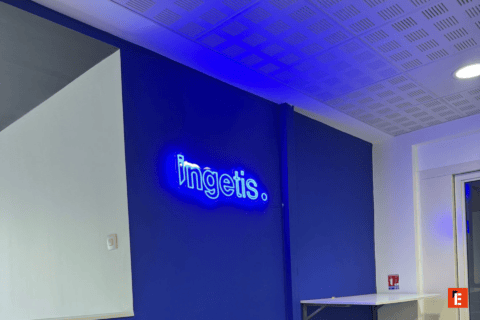 Enseigne néon bleu ingetis. sur mur bleu, coin bureau moderne.