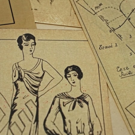 Croquis mode vintage et patrons techniques sur papier ancien, dessins couture années 1920.