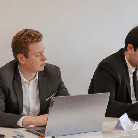 Deux hommes en réunion daffaires, collègues travaillant sur ordinateurs portables au bureau.