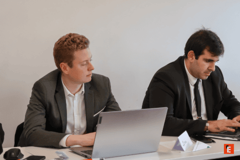 Deux hommes en réunion daffaires, collègues travaillant sur ordinateurs portables au bureau.