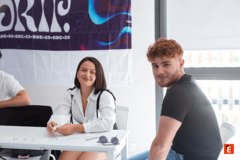 Jeunes collaborateurs en réunion dans un espace de travail moderne et lumineux.