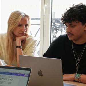 Deux personnes concentrées travaillant sur ordinateurs portables, collaboration, étude et projet en espace de travail.