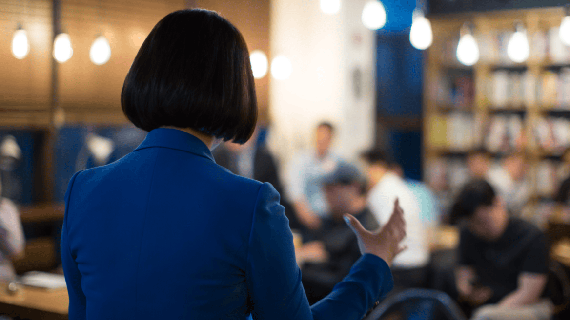 Une femme parle en public