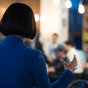 Une femme parle en public