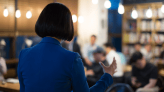 Une femme parle en public