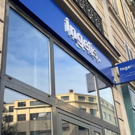 Façade Ingetis, école dingénierie informatique, vitrine en verre et enseigne bleue.