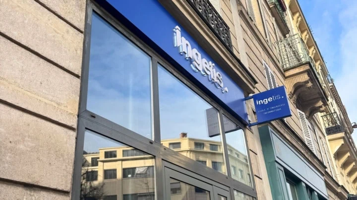 Façade Ingetis, école dingénierie informatique, vitrine en verre et enseigne bleue.