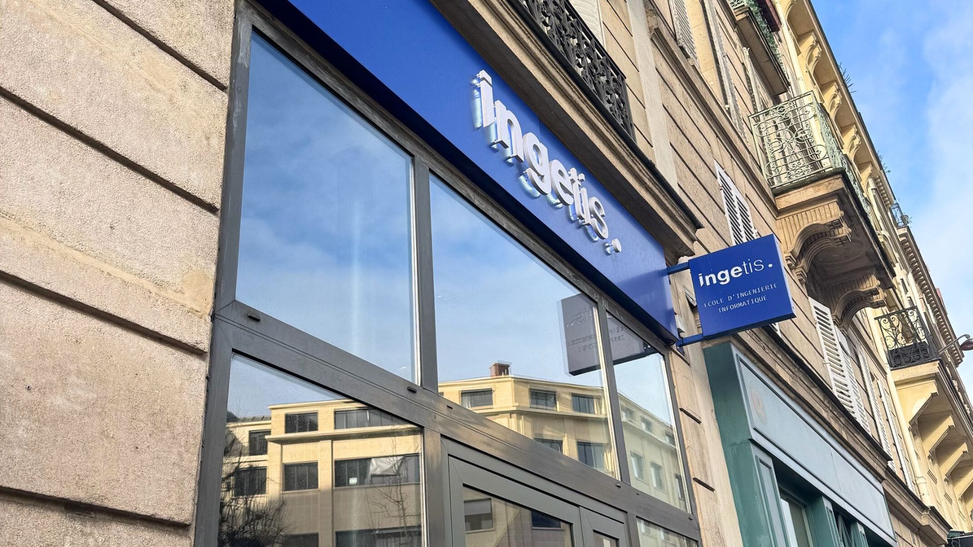 Façade Ingetis, école dingénierie informatique, vitrine en verre et enseigne bleue.