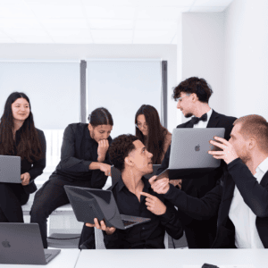 Réunion déquipe collaborative en salle lumineuse avec ordinateurs portables et brainstorming.