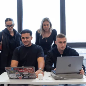 Groupe de jeunes en coworking, réunion dordinateurs portables avec autocollants au bureau.