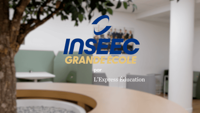 Logo INSEEC Grande École sur fond intérieur moderne de lounge étudiant.