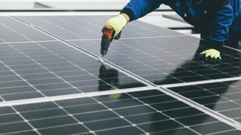 Un installateur de panneaux photovoltaïques