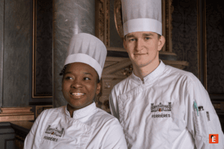 Portrait de jeunes chefs en toques et vestes blanches FERRIÈRES, gastronomie professionnelle.