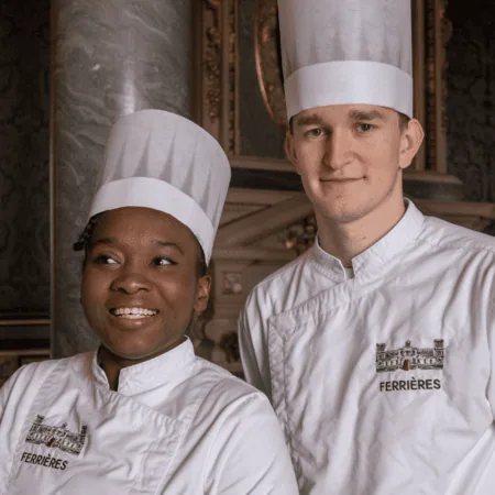 Portrait de jeunes chefs en toques et vestes blanches FERRIÈRES, gastronomie professionnelle.