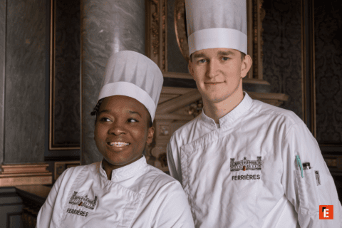 Portrait de jeunes chefs en toques et vestes blanches FERRIÈRES, gastronomie professionnelle.