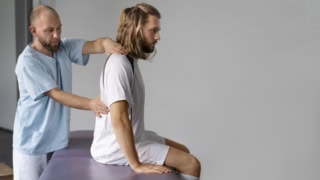 kiné en pleine consultation avec patient