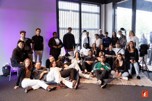 Portrait déquipe en studio loft, photo de groupe dune équipe créative lors dun événement.