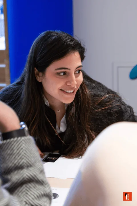 Portrait de femme souriante en réunion de collaboration au bureau.