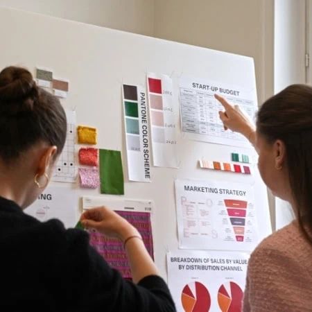 Planche de présentation couleurs et échantillons avec budget et stratégie marketing, équipe en collaboration.