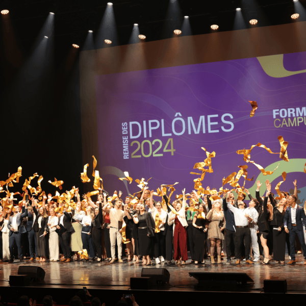 Remise des diplômes 2024 Formasup Campus : étudiants célébrant sur scène avec rubans dorés.