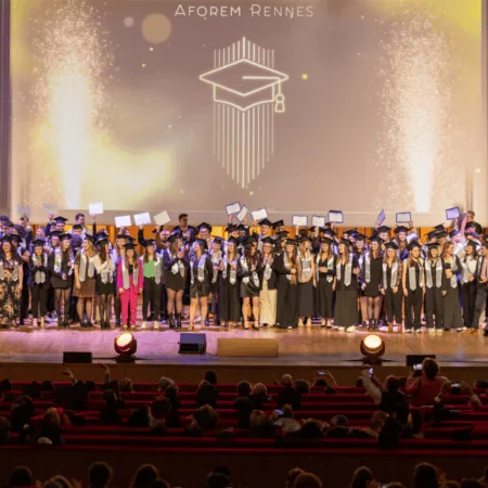 Remise de diplômes Aforem Rennes, diplômés sur scène, public applaudit.