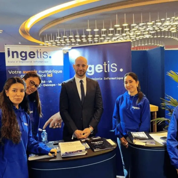 Stand Ingetis au salon de la formation : équipe, brochures et informations école ingénierie informatique.